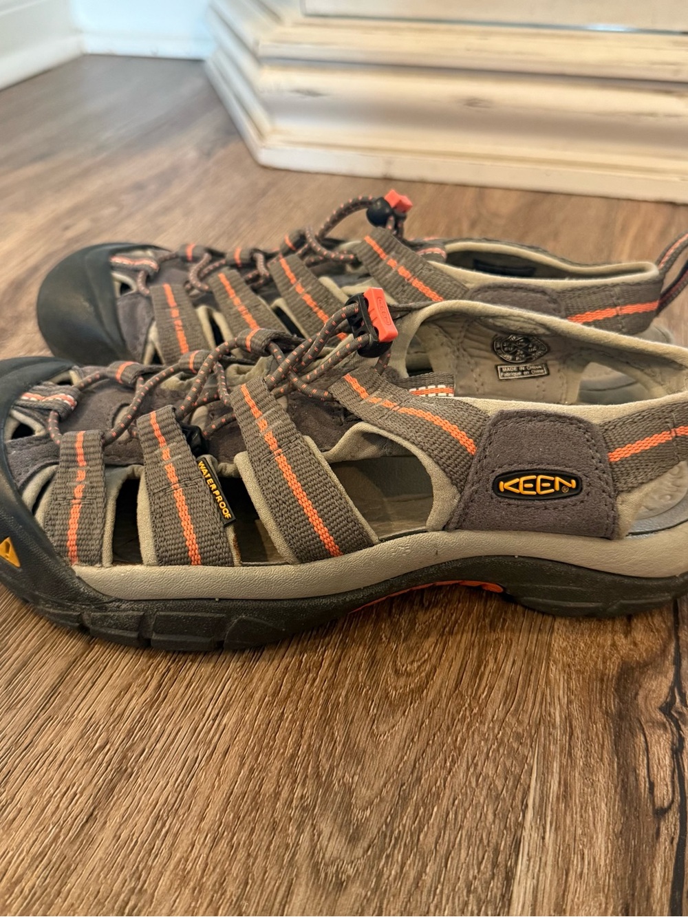 Keen Newport Sandals Water Shoes Waterproof Hiking Camping Gray Womens Size 7